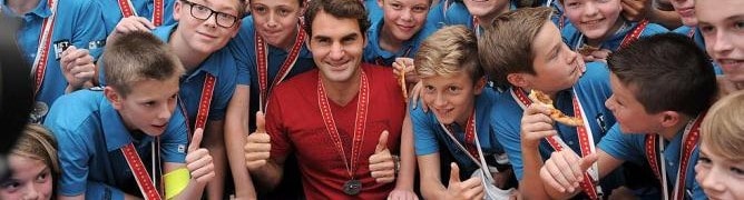 Roger Federer à Bâle, partageant des pizzas avec les jeunes.